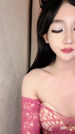 明星级颜值，顶级精致美人儿【小婉呀】不做女神做母狗，下海自慰出水 截图4