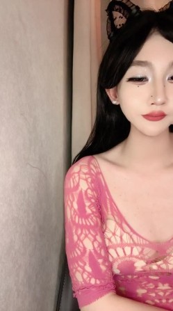 明星级颜值，顶级精致美人儿【小婉呀】不做女神做母狗，下海自慰出水 截图5