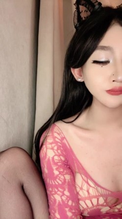 明星级颜值，顶级精致美人儿【小婉呀】不做女神做母狗，下海自慰出水 截图8