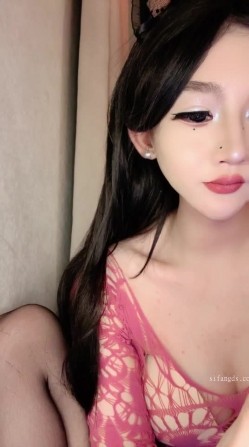 明星级颜值，顶级精致美人儿【小婉呀】不做女神做母狗，下海自慰出水 截图12