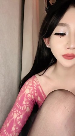 明星级颜值，顶级精致美人儿【小婉呀】不做女神做母狗，下海自慰出水 截图13