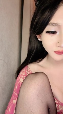 明星级颜值，顶级精致美人儿【小婉呀】不做女神做母狗，下海自慰出水 截图16