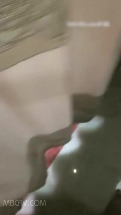 贵在真实,国产年轻00后小情侣出租屋啪啪,可爱苗条小女友抱怨有床不搞,非在这干啊 截图4
