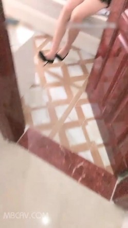 贵在真实,国产年轻00后小情侣出租屋啪啪,可爱苗条小女友抱怨有床不搞,非在这干啊 截图5