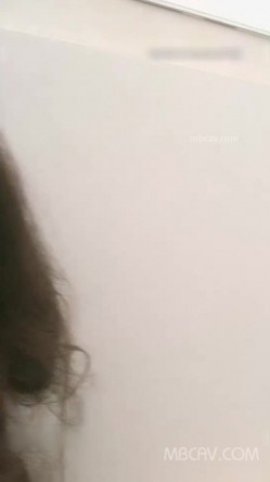 贵在真实,国产年轻00后小情侣出租屋啪啪,可爱苗条小女友抱怨有床不搞,非在这干啊 截图7