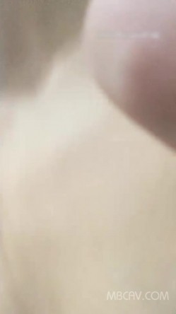 贵在真实,国产年轻00后小情侣出租屋啪啪,可爱苗条小女友抱怨有床不搞,非在这干啊 截图9