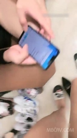 贵在真实,国产年轻00后小情侣出租屋啪啪,可爱苗条小女友抱怨有床不搞,非在这干啊 截图10