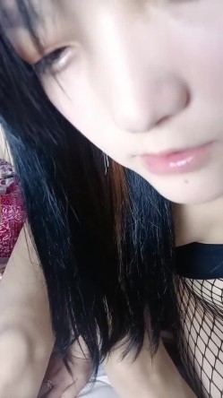 骚母狗饥渴难耐全程露脸丝袜情趣跟大哥玩的好刺激，让大哥疯狂草嘴扯脸，骑在男主脖子上舔逼，暴力草穴刺激 截图7
