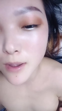 骚母狗饥渴难耐全程露脸丝袜情趣跟大哥玩的好刺激，让大哥疯狂草嘴扯脸，骑在男主脖子上舔逼，暴力草穴刺激 截图11