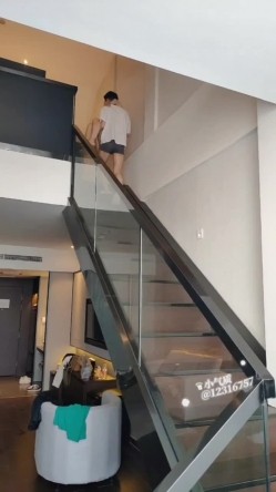 《极品反差 淫妻》价值千元顶级山东绿帽癖NTR淫乱夫妇【小气质】私拍，诚邀各界实力单男3P露出相当火爆完整合集 截图1