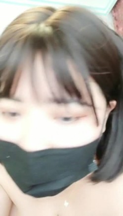 骚气大白巨乳妹子性感肥臀自慰秀 床上全裸黄瓜抽插自慰高潮出白浆 截图14