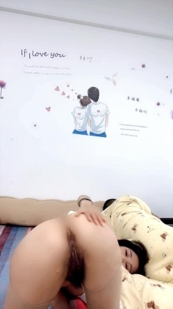 新来的淫娃荡妇浴室让大哥揉着骚奶子玩弄，洗干净让两小哥一人一个奶子吃，口大鸡巴多体位蹂躏爆草自慰骚逼 截图11