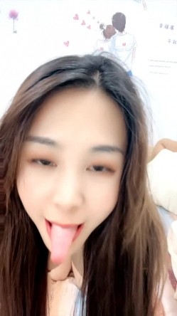 新来的淫娃荡妇浴室让大哥揉着骚奶子玩弄，洗干净让两小哥一人一个奶子吃，口大鸡巴多体位蹂躏爆草自慰骚逼 截图13
