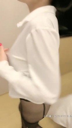 【Avove】系列合集，野战爱好者，带着炮友各地留精，最爱无毛肥逼包臀裙肉丝 截图1