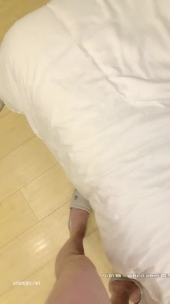 【Avove】系列合集，野战爱好者，带着炮友各地留精，最爱无毛肥逼包臀裙肉丝 截图13