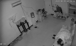 【破解摄像头】非常的主动少妇在沙发啪啪啪，男的也是个暖男搞完了还帮忙把逼擦干净 截图3