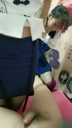 女人爱装纯足疗店里的黑丝女技师看见鸡巴也走不动路，口交大鸡巴舔乳头激情双飞，各种体位暴力抽插浪叫呻吟 截图1