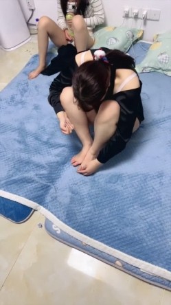 两个学生妹被干了【小嘴唇】乱交~抬起来操~刺激 截图1