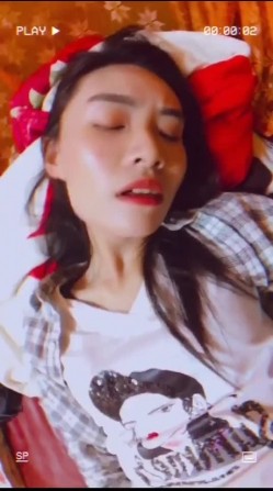 极度反差斯文高学历贫乳大学生妹子恋上一位变态肥猪佬大玩SM长腿一线天被调教成了母狗完整版 截图1