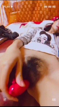 极度反差斯文高学历贫乳大学生妹子恋上一位变态肥猪佬大玩SM长腿一线天被调教成了母狗完整版 截图3