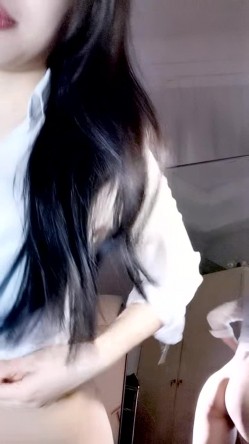 紧身短裤气质小姐姐，镜子前翘臀，肥唇骚穴道具插，掐着自己脖子，翘臀后入，好骚的妹子 截图1