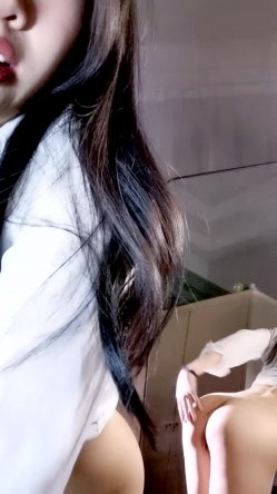 紧身短裤气质小姐姐，镜子前翘臀，肥唇骚穴道具插，掐着自己脖子，翘臀后入，好骚的妹子 截图2
