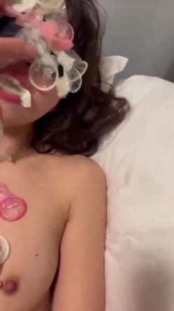 顶级调教大神【MG·肉便器】十人爆操 母狗已经变成了精液储存器，身上都是用完的套套 还有精液，下体还被男友抽插最后塞在嘴巴里 让她吞下去 截图3