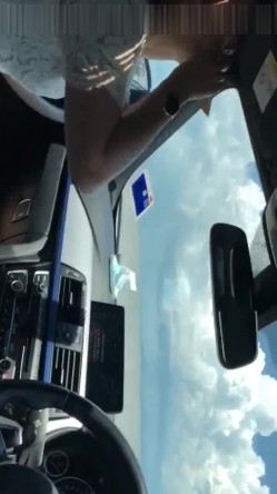 偷开老板的宝马和明星气质的美少妇到海边幽会,吃着爆炸糖给我口爆一边听着嗨歌真爽 截图6