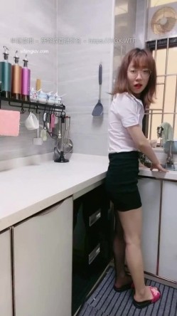 【无套内射】白领穿着制服在厨房里被炮友无套啪啪内射 截图1