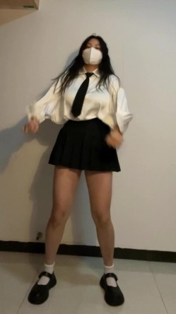 青春无敌白皙圆润极品天然巨乳蜂腰肥臀网红小钢炮【万听】私拍全集，变装裸舞紫薇完美炮架 截图1