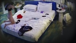 安防酒店摄像头偷拍校园嘻哈时尚美女和爱舔脚变态男友啪啪 截图3