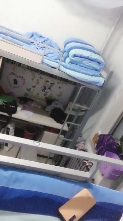 星星眼睛天然巨乳k罩杯二次元少女，少女在宿舍混得挺开啊，舍友换衣服也拍了，床头放着根肉棒，好黄的宿舍呀~揉奶 截图1