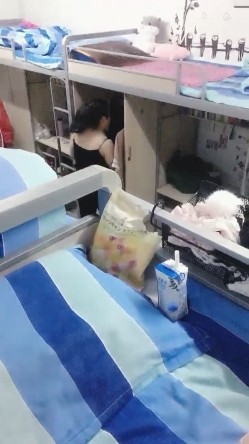 星星眼睛天然巨乳k罩杯二次元少女，少女在宿舍混得挺开啊，舍友换衣服也拍了，床头放着根肉棒，好黄的宿舍呀~揉奶 截图2