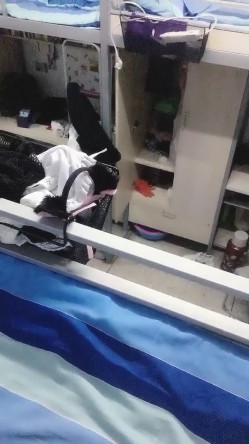 星星眼睛天然巨乳k罩杯二次元少女，少女在宿舍混得挺开啊，舍友换衣服也拍了，床头放着根肉棒，好黄的宿舍呀~揉奶 截图4