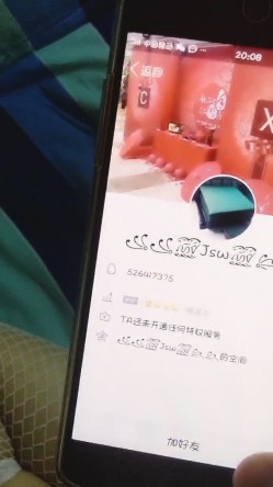 星星眼睛天然巨乳k罩杯二次元少女，少女在宿舍混得挺开啊，舍友换衣服也拍了，床头放着根肉棒，好黄的宿舍呀~揉奶 截图5