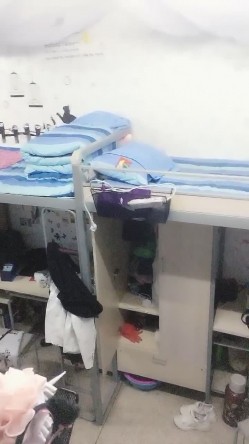 星星眼睛天然巨乳k罩杯二次元少女，少女在宿舍混得挺开啊，舍友换衣服也拍了，床头放着根肉棒，好黄的宿舍呀~揉奶 截图6
