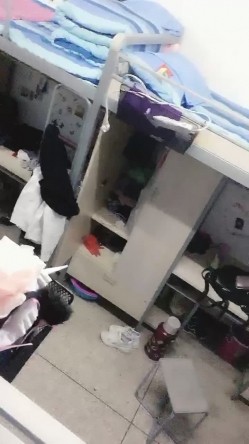星星眼睛天然巨乳k罩杯二次元少女，少女在宿舍混得挺开啊，舍友换衣服也拍了，床头放着根肉棒，好黄的宿舍呀~揉奶 截图7