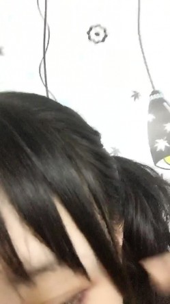 星星眼睛天然巨乳k罩杯二次元少女，少女在宿舍混得挺开啊，舍友换衣服也拍了，床头放着根肉棒，好黄的宿舍呀~揉奶 截图8