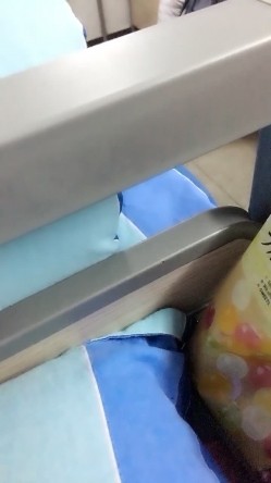 星星眼睛天然巨乳k罩杯二次元少女，少女在宿舍混得挺开啊，舍友换衣服也拍了，床头放着根肉棒，好黄的宿舍呀~揉奶 截图10