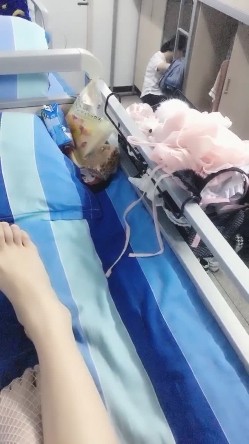 星星眼睛天然巨乳k罩杯二次元少女，少女在宿舍混得挺开啊，舍友换衣服也拍了，床头放着根肉棒，好黄的宿舍呀~揉奶 截图14