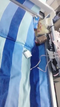 星星眼睛天然巨乳k罩杯二次元少女，少女在宿舍混得挺开啊，舍友换衣服也拍了，床头放着根肉棒，好黄的宿舍呀~揉奶 截图15
