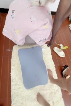 『小姨子的秘密』家里调教风骚小姨子 火腿肠香蕉插逼 边后入边滴蜡 把小姨子操到哭！ 截图12