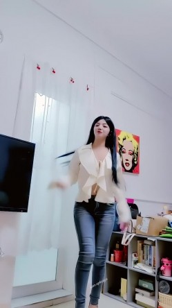 青春无敌，抖音风艺校美少女【杨晓花】定制福利，露脸露点，各种热门BGM裸舞 截图2