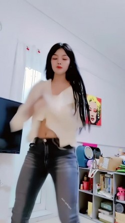 青春无敌，抖音风艺校美少女【杨晓花】定制福利，露脸露点，各种热门BGM裸舞 截图3