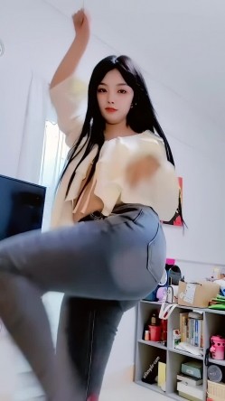 青春无敌，抖音风艺校美少女【杨晓花】定制福利，露脸露点，各种热门BGM裸舞 截图4