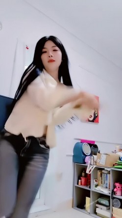 青春无敌，抖音风艺校美少女【杨晓花】定制福利，露脸露点，各种热门BGM裸舞 截图5