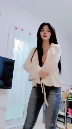 青春无敌，抖音风艺校美少女【杨晓花】定制福利，露脸露点，各种热门BGM裸舞 截图10