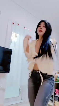 青春无敌，抖音风艺校美少女【杨晓花】定制福利，露脸露点，各种热门BGM裸舞 截图13