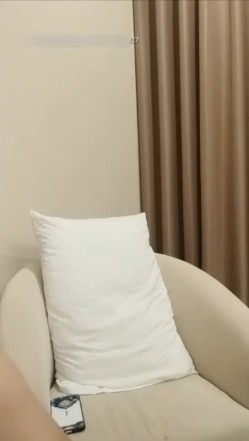 学院派漂亮高挑气质美女豪华套房和土豪粉丝网盘现场啪啪,各种道具玩弄骚逼,从床上一直操到沙发上,国语! 截图13