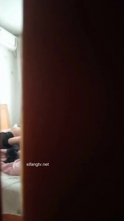 5月最新流出高二学生快开学了先干炮被同学偷拍流出疯了 截图4